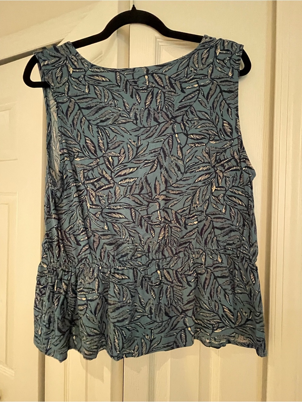 Wonderly Blue Leaf-Print V-Neck Tank - Picture 2 of 3